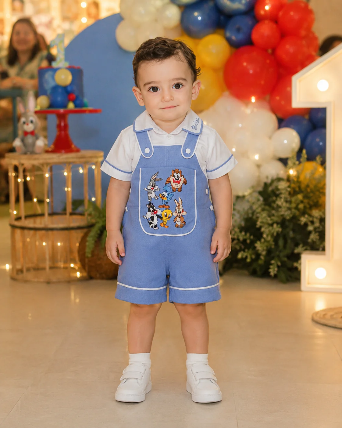 Menino vestindo a Jardineira Versátil