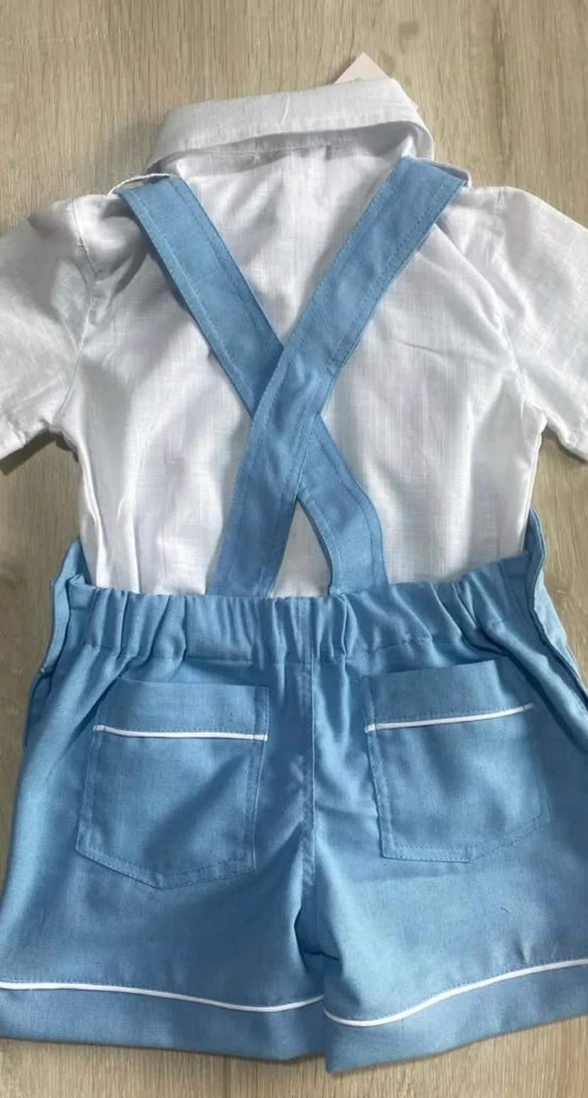 Jardineira Versátil vista pelas costas mostrando alça regulável com botão de pressão embutido e barra dobrada